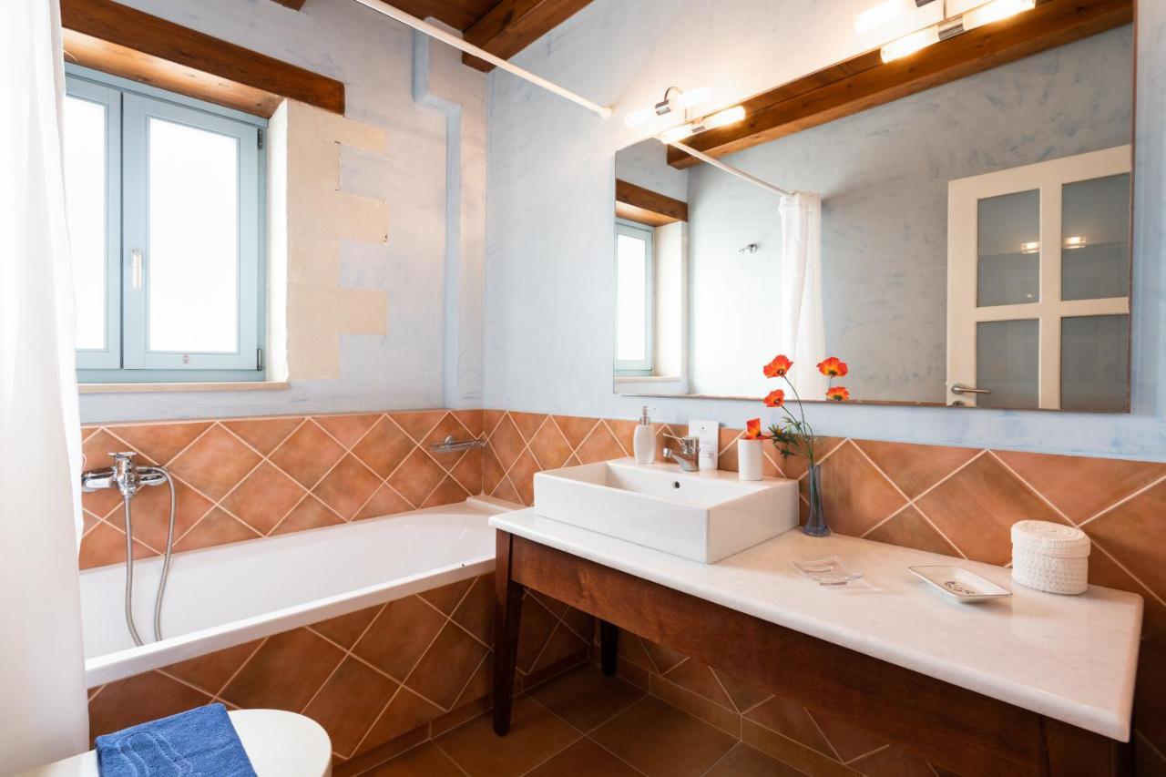 Beachfront Villa Turquoise With Private Pool, Bbq And Ping Pong Table Chania  Екстер'єр фото